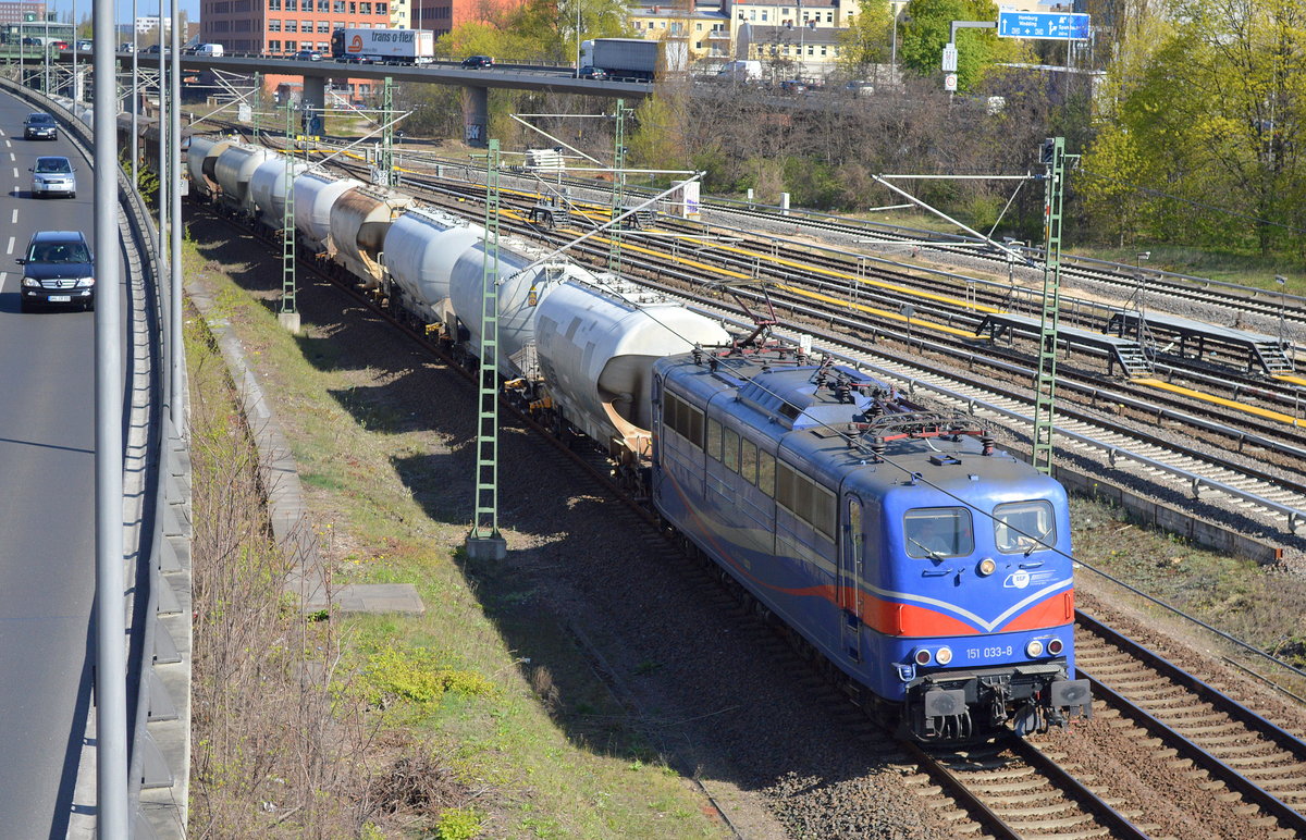 EGP mit Zementstaubzug (leer) und 151 033-8 an ungewohnter Stelle, Berliner Innenring Richtung Berlin Grunewald Höhe Knobelsdoffstr. direkt neben der Berliner Stadtautobahn am 21.04.16