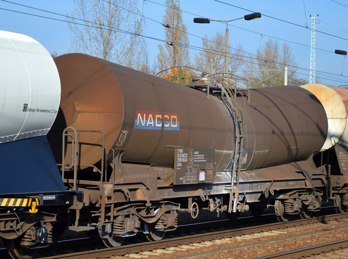 Ehemaliger französischer Knickkesselwagen jetzt mit deutscher Registrierung vom Einsteller NACCO mit der Nr. 37 RIV 80 D-NACCO 7898 062-0 Zafns im Einsatz zum Transport von Kreideschlamm am 31.10.15 Bhf. Flughafen Berlin-Schönefeld.