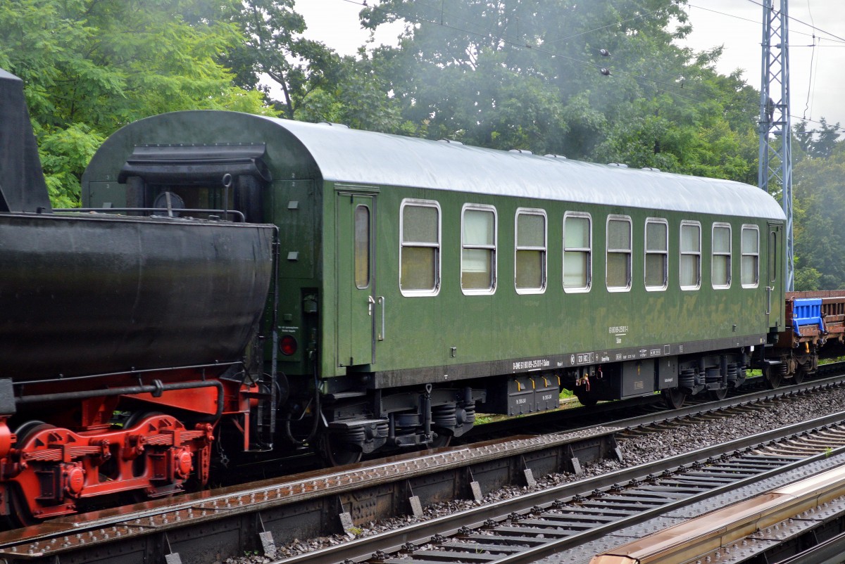 Ehemaliger Salonwagen der DR des Führungzuges des Ministeriums für Nationale Verteidigung der DDR (MfNV), 1967 im RAW Halberstadt gebaut aus dem Fuhrpark der Dampf-Plus GmbH mit der Nr. D-DME 61 80 89-25 011-1 Salon direkt hinter der Dampflok 52 8079-7 am 13.06.14 Berlin-Karow.