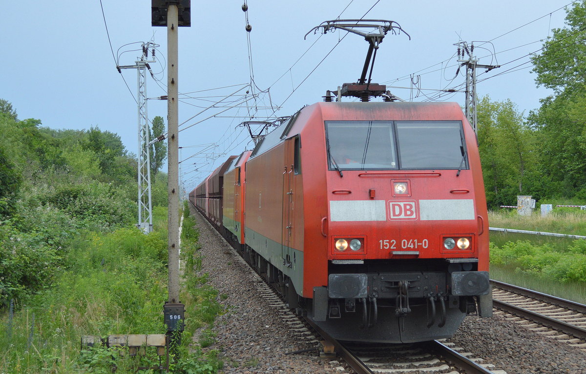 Eher eine Ausnahme, eine Doppeltraktion 152ér vor dem Erzzug, hier 152 041-0 + 152 072-5 mit Erzzug Richtung Eisenhüttenstadt am 22.06.17 Bf. Berlin-Hohenschönhausen.