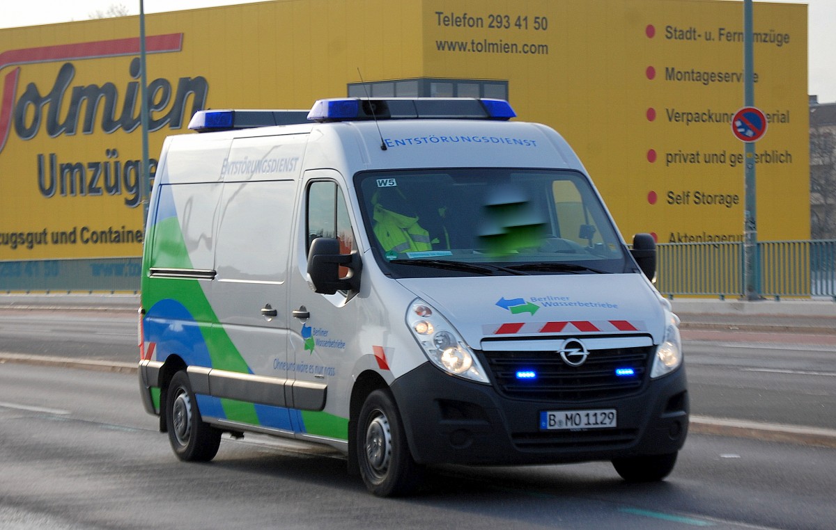 Eher selten mal zu sehen, ein Opel Transporter der Berliner Wasserbetriebe (Entstörungsdienst) im Notfalleinsatz mit Blaulicht unterwegs, 14.01.14 Berlin-Putlitzbrücke.