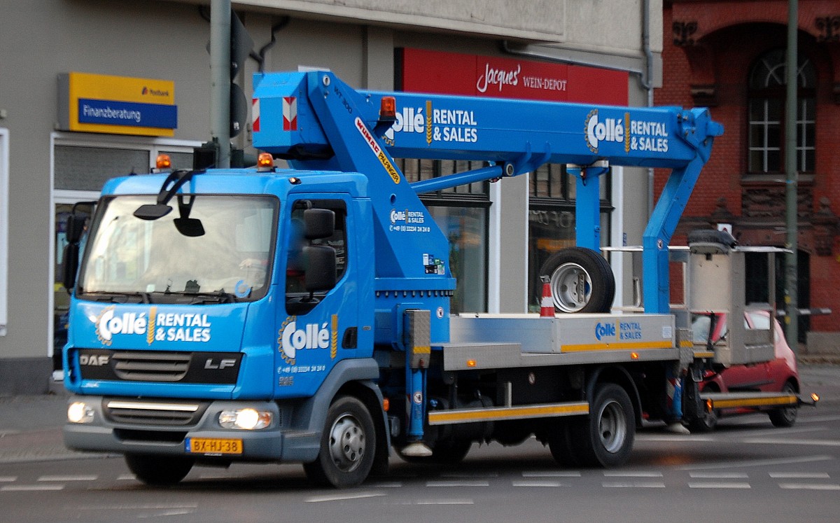 Eher ungewöhnlich ein Mietfahrzeug aus den Niederladen (in Berlin gibt es reichlich derartige Firmen), EIN DAF LF mit Arbeitsbühne der Fa.Collé am 14.01.14 Berlin-Pankow.