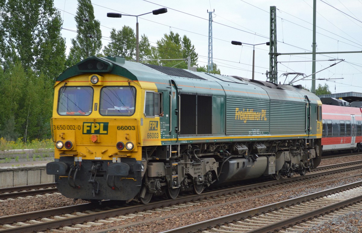 Eher ungewöhnlich eine polnische FPL 66003 (3 650 002-0) ohne firmeneigene offene Güterwagen unterwegs in den sonst so auffälig langen Ganzügen, 07.08.14 Bhf. Flughafen Berlin-Schönefeld.