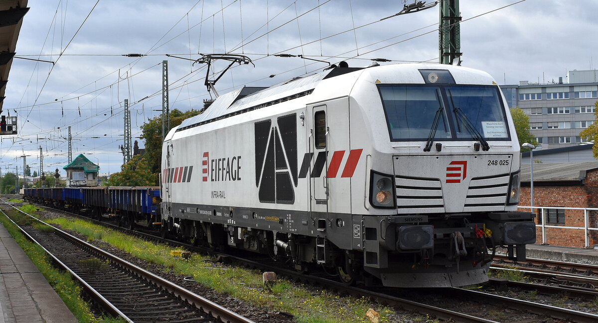 Eiffage Infra-Rail GmbH, Bochum [D] mit ihrer Vectron Dual Lok  248 025  [NVR-Nummer: 90 80 2248 025-9 D-ERD] und einigen Flachwagen (leer) am 18.09.25 Höhe Bahnhof Magdeburg-Neustadt.