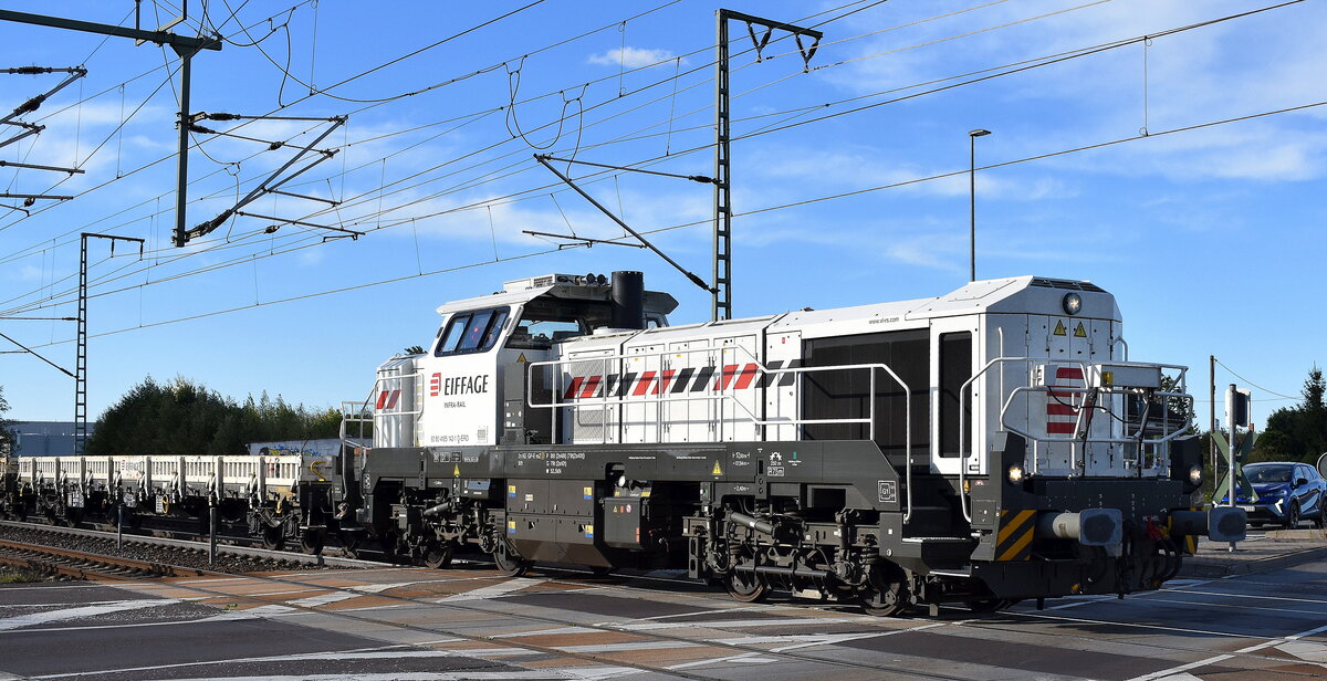 Eiffage Infra-Rail GmbH, Bochum [D] mit ihrer vossloh DE 18 Stage V Lok [NVR-Nummer: 92 80 4185 142-1 D-ERD] und einem Ganzzug firmeneigener Drehgestell-Flachwagen (leer) am 24.09.25 Höhe Bahnübergang Bahnhof Rodleben.
