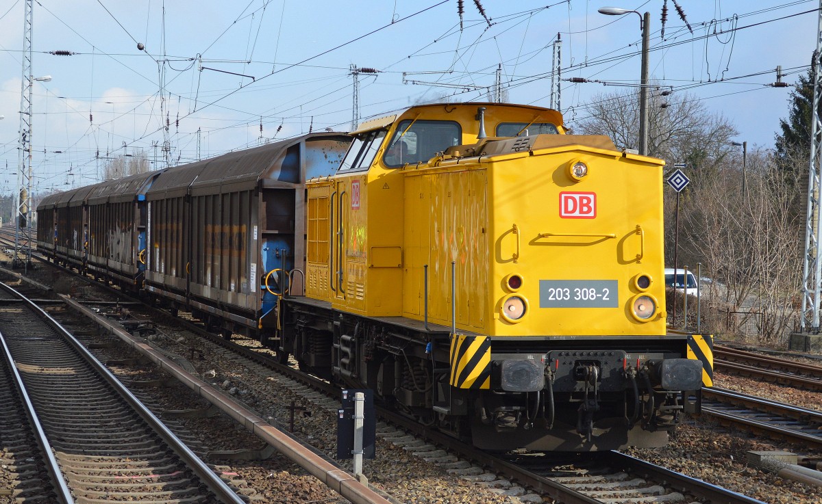 Eigenartiger Güterzug? oder Übergabezug?, die DB Netz 203 308-2 mit vier TRANSWAGGON Schiebewand-Doppelwageneinheiten vom Typ Laaiims am 25.02.16 Durchfahrt Gbf. Berlin-Köpenick.