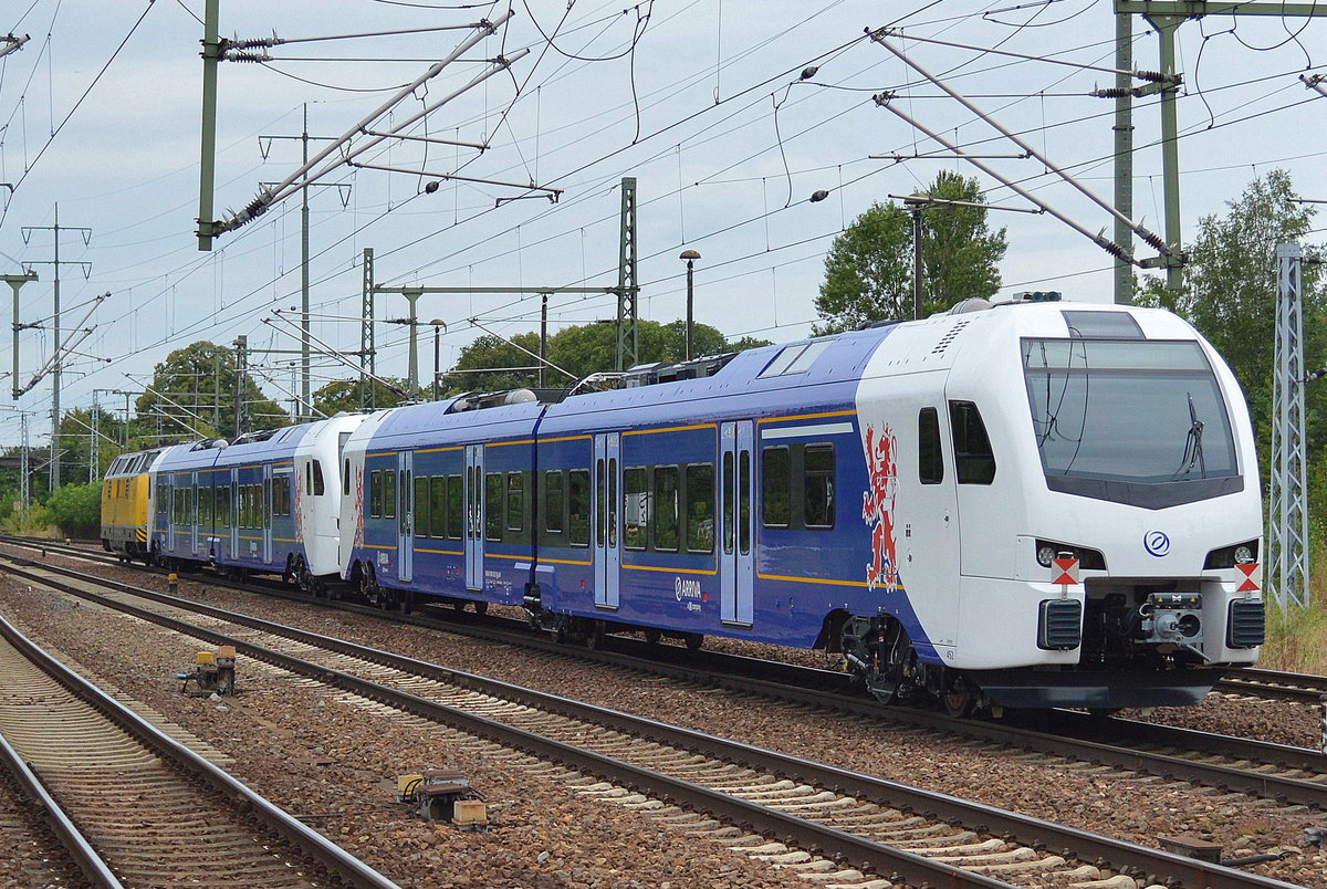 Eigentlich dachte ich gelesen zu haben, das die ARRIVA Niederlande der DB bei Stadler FLIRT 3 Triebzüge in der dreiteiligen Variante geordert hatte? daher war ich etwas überrascht die kleinste zweiteilige Version heute bei dieser Überführungsfahrt ab Stadler Werk Berlin Pankow zu sichten. Es handelt sich um die fabrikneuen Triebzüge (94 84 4 030 451-7 NL-AN) + (94 84 4 030 452-5 NL-AN) gezogen von der EGP Lok 221 106-8 am 30.07.16 Bf. Flughafen Berlin-Schönefeld.