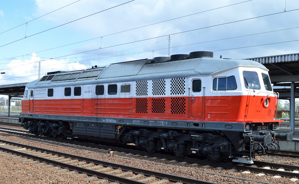 Eigentlich habe ich den letzten Jahren eine Vielzahl Ludmilla´s abgelichtet, viele sind inzwischen leider geschrottet oder z-gestellt oder bei privaten EVU´s untergekommen, aber mal eine zu erwischen die man im eigenen Bildbestand noch nicht hat ist inzwischen bei mir sehr selten geworden, daher war ich über diese 232 045-5 schon recht erfreut, die fehlte mir noch, 25.04.16 Bhf. Flughafen Berlin-Schönefeld.