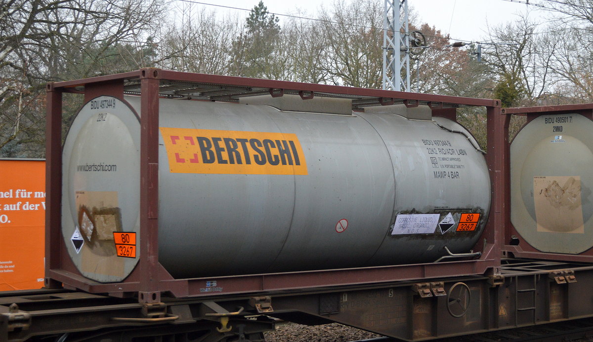 Ein 20ér Tankconatiner der BERTSCHI AG aus der Schweiz (UN. Nr.: 80/3267 = Ätzender, basischer, organischer, flüssiger Stoff, N.A.G.) am 23.01.18 Berlin-Hirschgarten. 