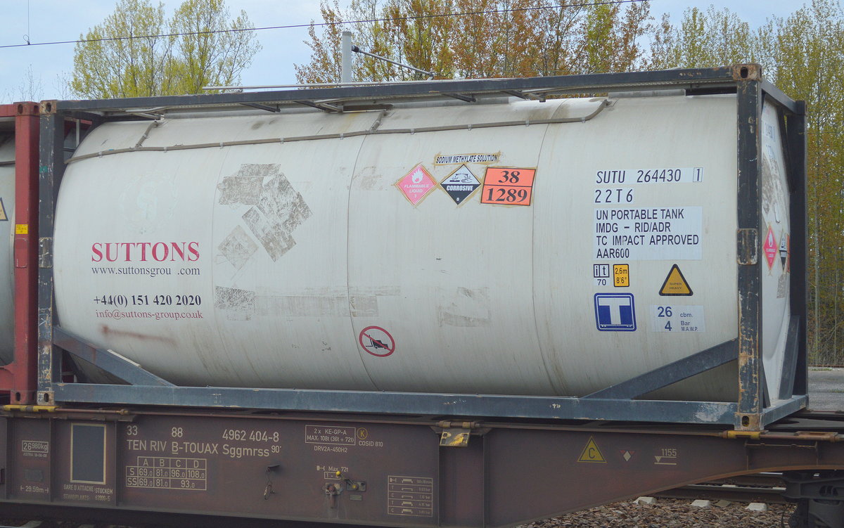 Ein 20’ Standard Tank-Container vom weltweit agierendem Intermodal Unternehmen der SUTTONS Group (UN.-Nr.: 38/1289 = Natriummethylat, Lösung in Alkohol) am 20.04.17 Bf. Flughafen BErlin-Schönefeld.