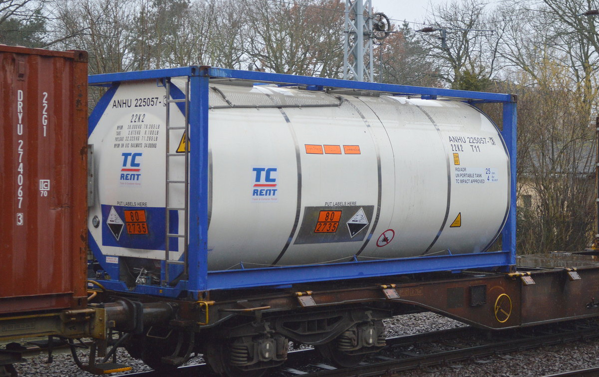 Ein 30ér Tank-Container der Fa. Anhalt TC-Rent GmbH & Co. KG (UN-Nr.: 80/2735 = Amine, flüssig, ätzend, N.A.G. oder Polyamine, flüssig, ätzend, N.A.G.) am 31.01.18 Berlin-Hirschgarten. 