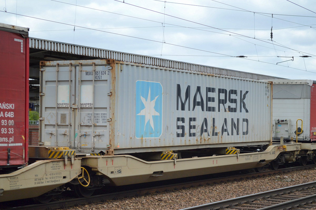 Ein 40’ Standard Dry Container von MAERSK SEALAND am 20.04.16 Bf. Flughafen Berlin-Schönefeld.