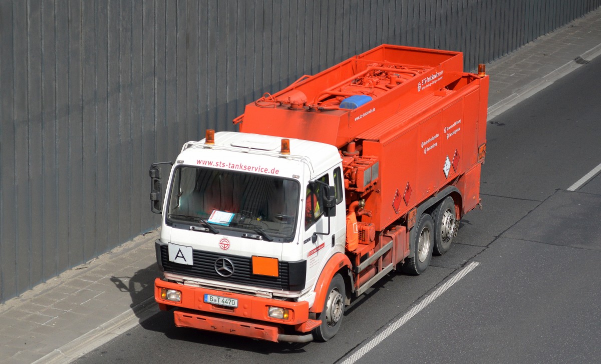 Ein älterer MB 2433 Tanklaster der Fa. sts-tankservice aus Berlin am 13.04.15 Berliner Stadtautobahn Höhe Kaiserdamm.