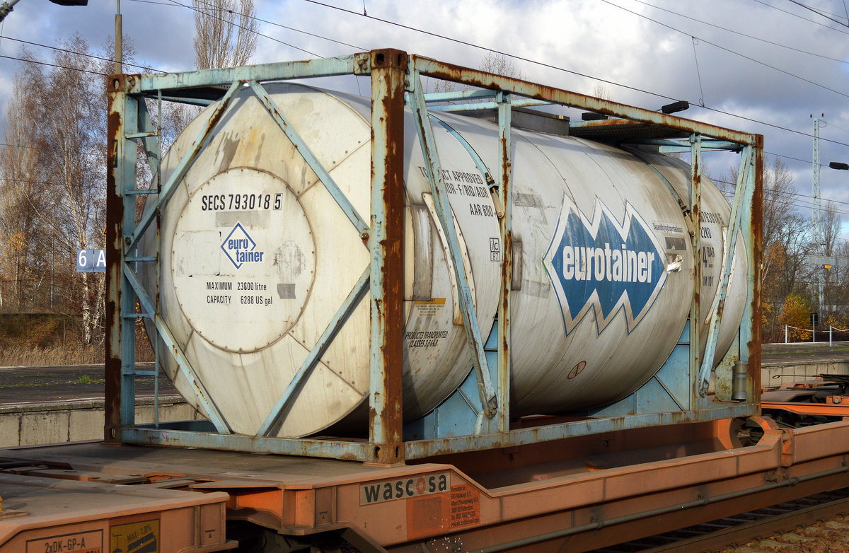 Ein älterer und ziemlich rostiger Tankcontainer vom Unternehmen Eurotainer SA aus Frankreich am 27.11.16 Bf. Flughafen Berlin-Schönefeld.