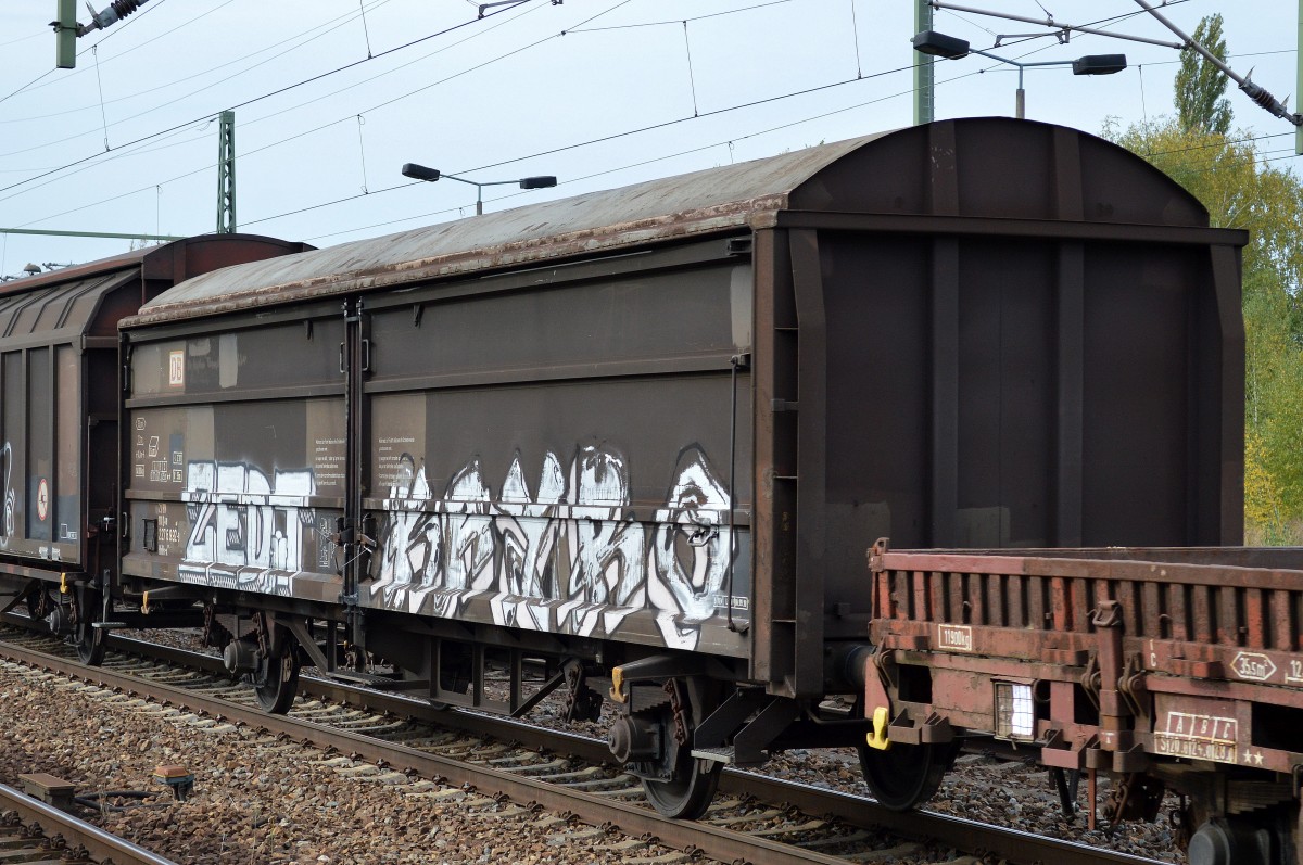 Ein alter zweiachsiger, großräumiger Schiebewandwagen der DB mit der Nr. 21 RIV 80 D-DB 227 6 992-9 Hbills-x 299 am 09.10.14 Flughafen Berlin-Schönefeld.
