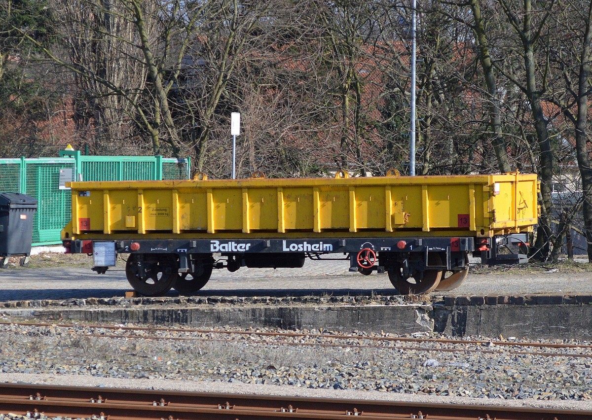 Ein Bahndienstfahrzeug, ein Wagen (Lore) auf eine Rampe neben den Schienen mit der Aufschrift Balter Losheim, da musste ich erst mal recherchieren, die Fa. Geschw. Balter Bauunternehmung GmbH aus der Eifel anscheinend im Moment im Berliner Raum tätig, 17.03.16 Berlin-Blankenburg.