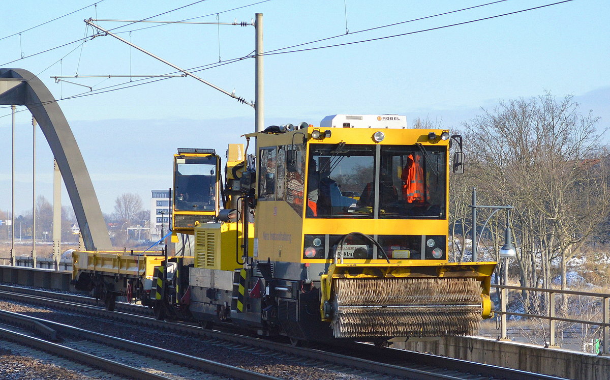 Ein BAMOWAG der DB Netz Instandhaltung mit Beiwagen, auf dem Beiwagen befand sich ein Tank mit Frostschutzmittel und der BAMOWAG trägt als Frontaufsatz eine Kehrrolle, ich denke mal um in Berlin und Umland nicht geheizte Weichen wieder in Gang zu bringen, 17.01.17 Berlin-Pankow.
