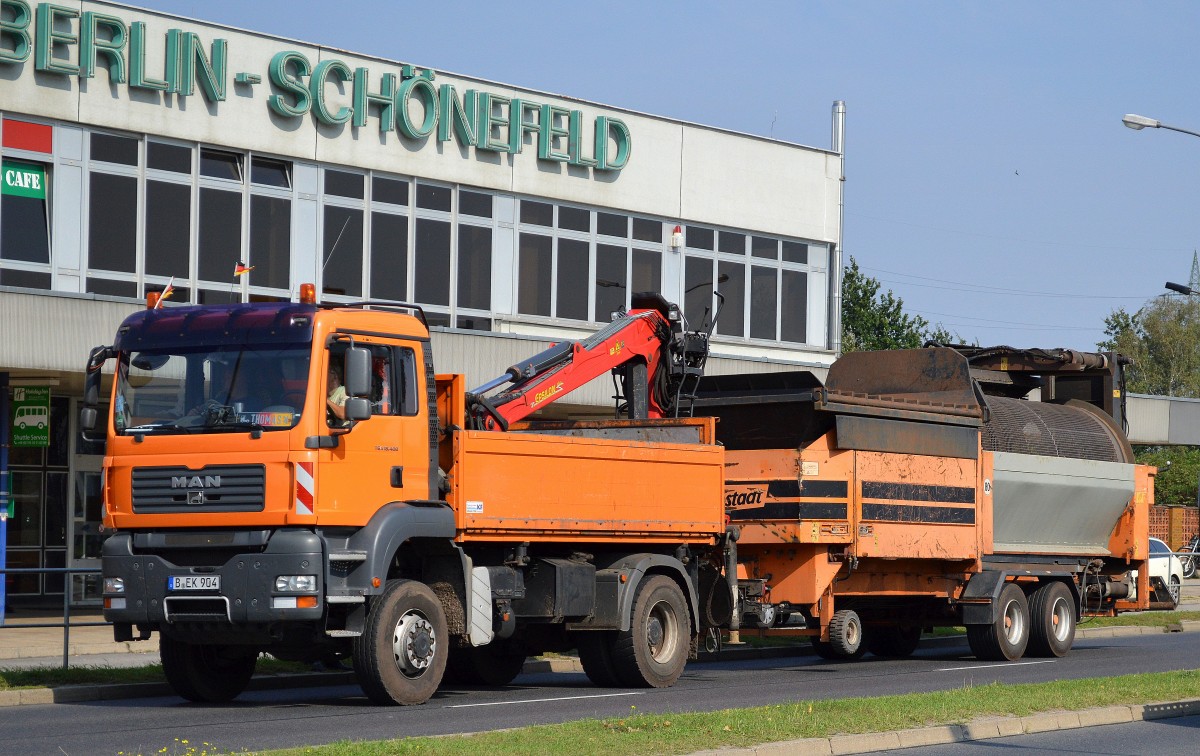 Ein Baukipper, ein MAN TGA 18.400 (Selbstlader) mit mobiler Siebanlage am Haken am 16.09.14 Bhf. Flughafen Berlin-Schönefeld.