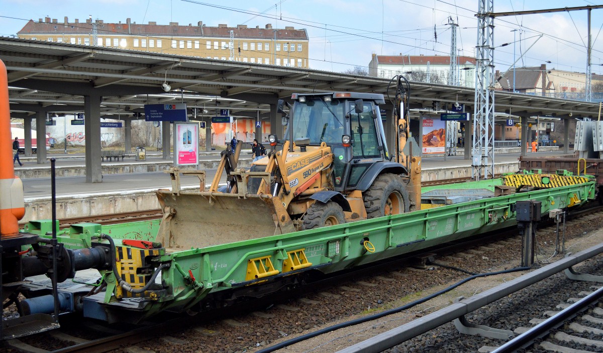 Ein Bauzug geschoben von LOCON 206 mit diesem interessanten Niederflurwagen vom Typ Saadkms der Fa. BUG (Nr. 87 80 4983 001-0 D-BUG) beladen mit einem CASE Baggerlader am 17.02.16 Bhf. Berlin-Lichtenberg Richtung Baustelle S-Bahnbetriebswerk (Neubau) Friedrichsfelde.