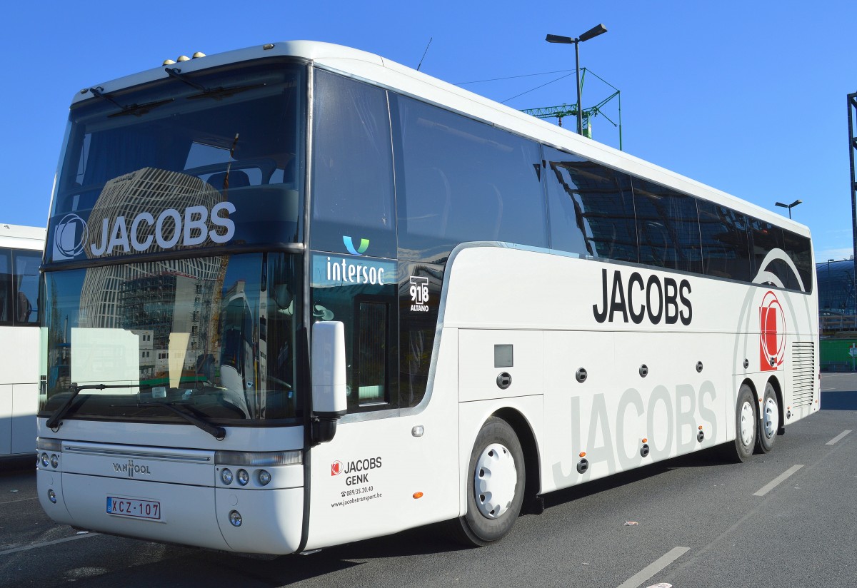 Ein belgischer Reisebus vom Typ Vanhool T918 ALTANO der Fa. JACOBS GENK am 19.10.14 Gegebüber dem Berliner Hbf. 