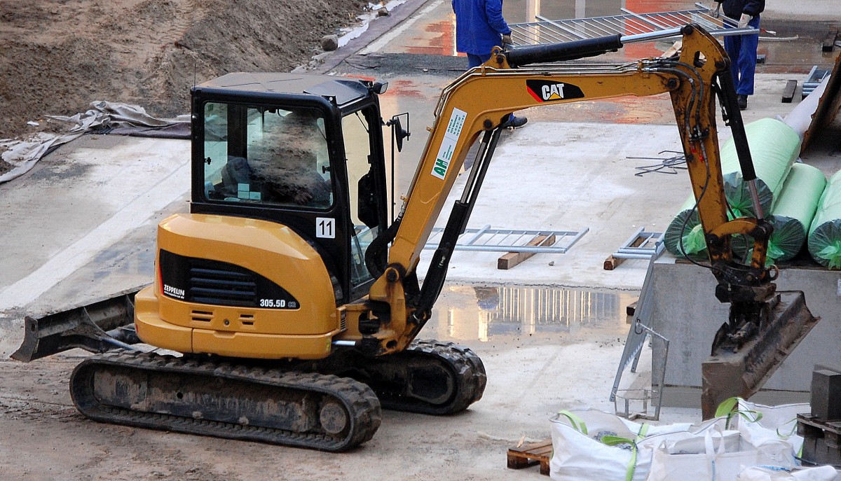 Ein CAT 305.5D CR Mini-Kompaktbagger der Fa. AH, 11.09.13 Berlin-Pankow. 