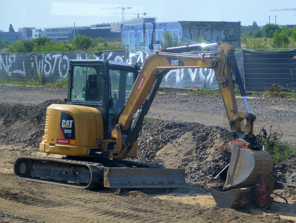 Ein CAT 305E CR Minikompaktbagger (Mietbaumaschine) Bahnbaustelle H�he Berlin-Adlershof, 18.07.15