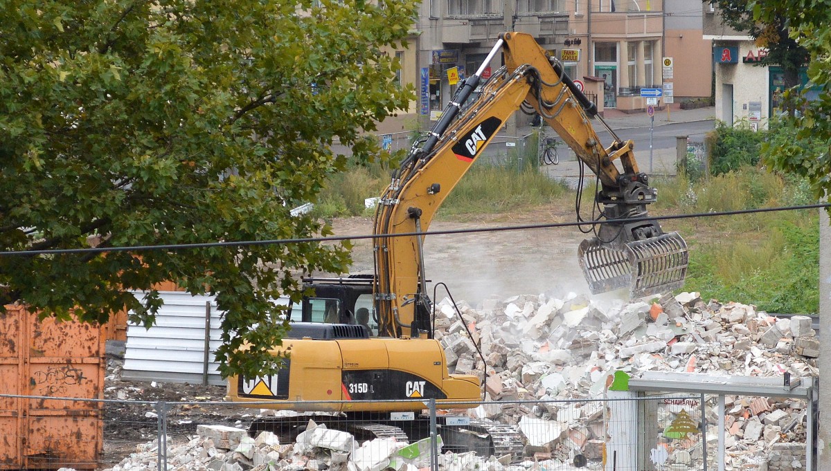 Ein CAT 315D L Rauppenbagger bei Abrißarbeiten in Berlin-Adlershof am 01.09.14