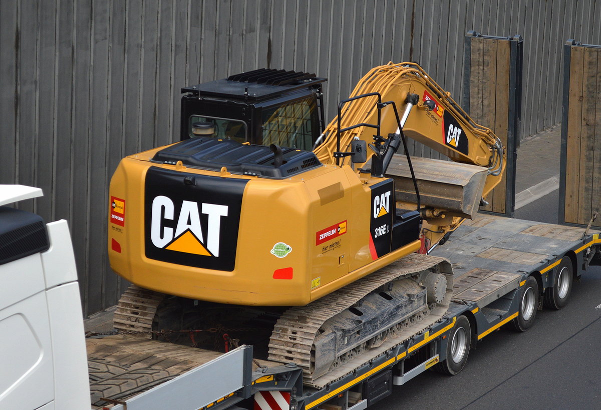 Ein CAT 316E L Raupenbagger (Mietbaumaschine) auf einer Ladebrücke am 31.05.16 auf der Berliner Stadtautobahn Höhe Knobelsdorffstr.
