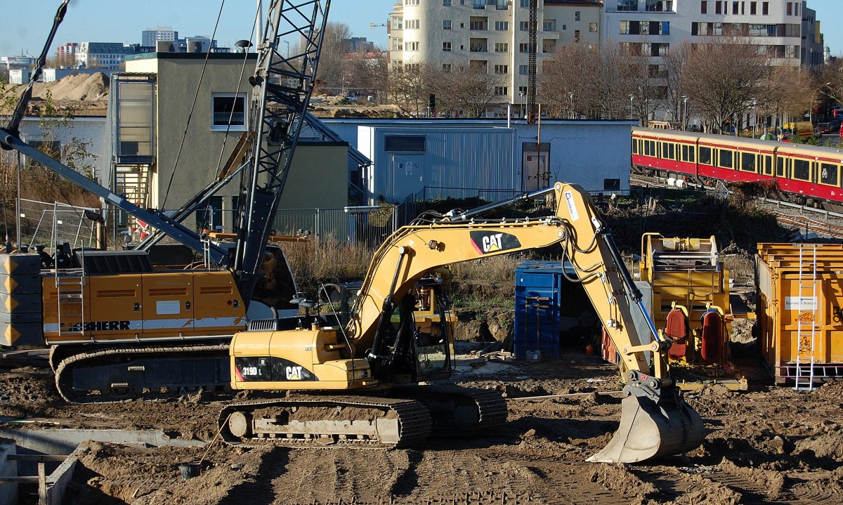 Ein CAT 319D L Raupenbagger, Großbaustelle Berlin Ostkreuz, 26.11.13