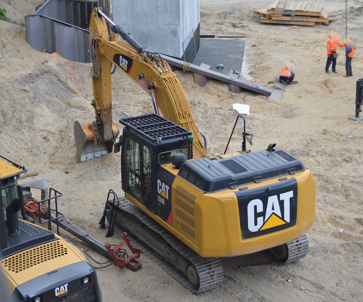 Ein CAT 324E LN Raupenbagger (Mietbaumschine), 22.04.15 Neubau S21 Berlin-Wedding.