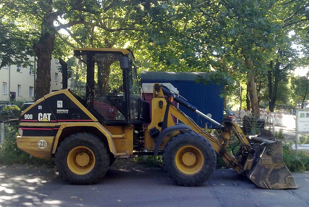 Ein CAT 908 Radlader, 29.08.13 Berlin-Pankow.