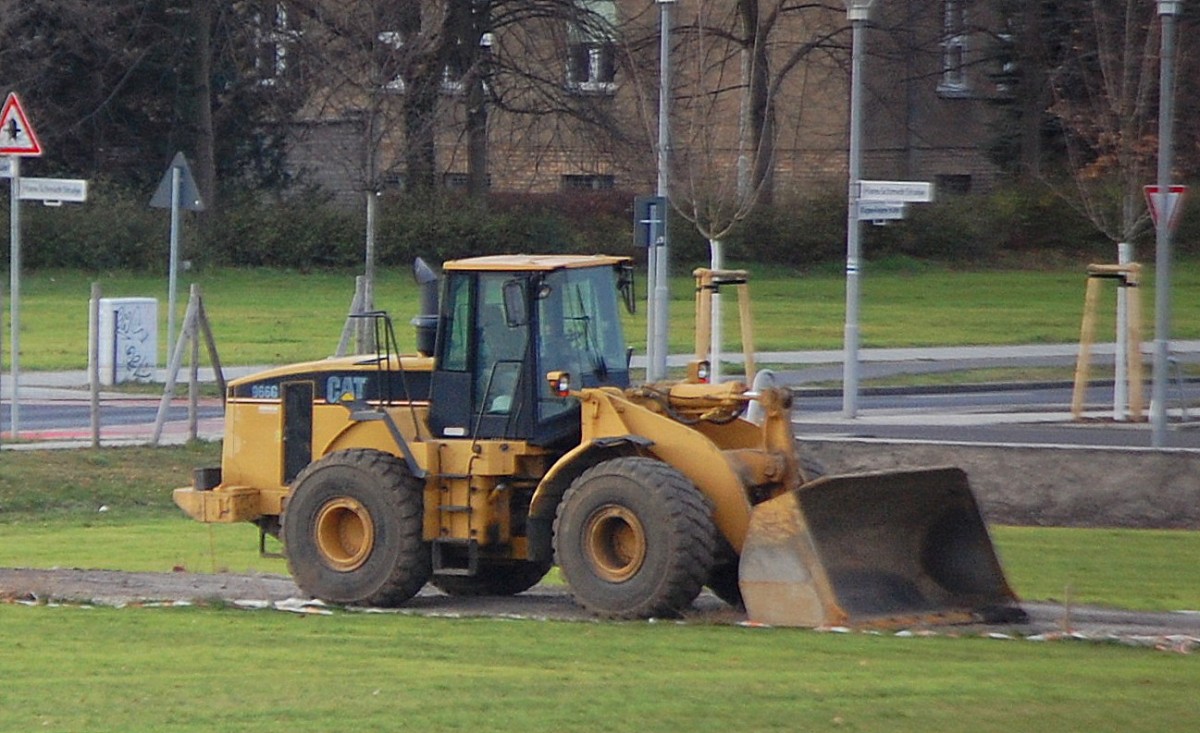 Ein CAT 966G am 04.01.14 Berlin Adlershof in der Ferne gesichtet.