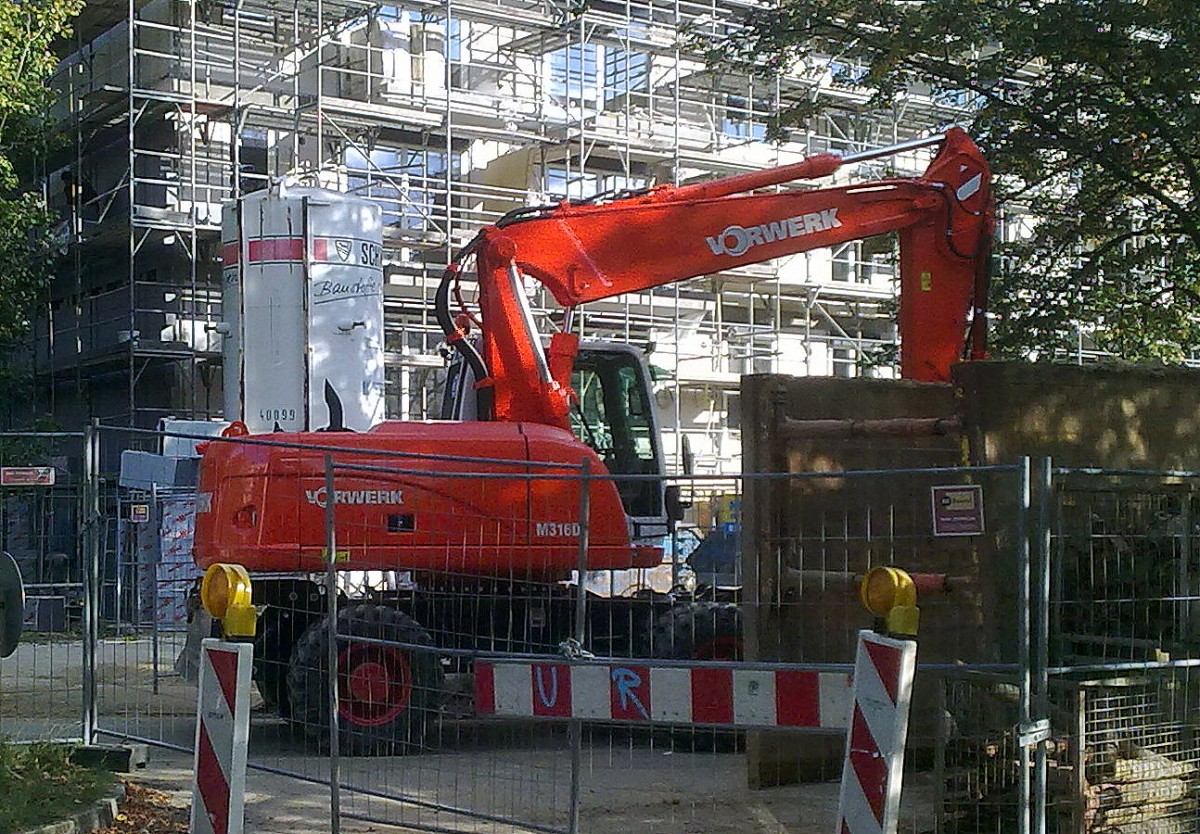 Ein CAT M316D Mobilbagger der Fa. Vorwerk, 01.10.13 Berlin-Pankow.