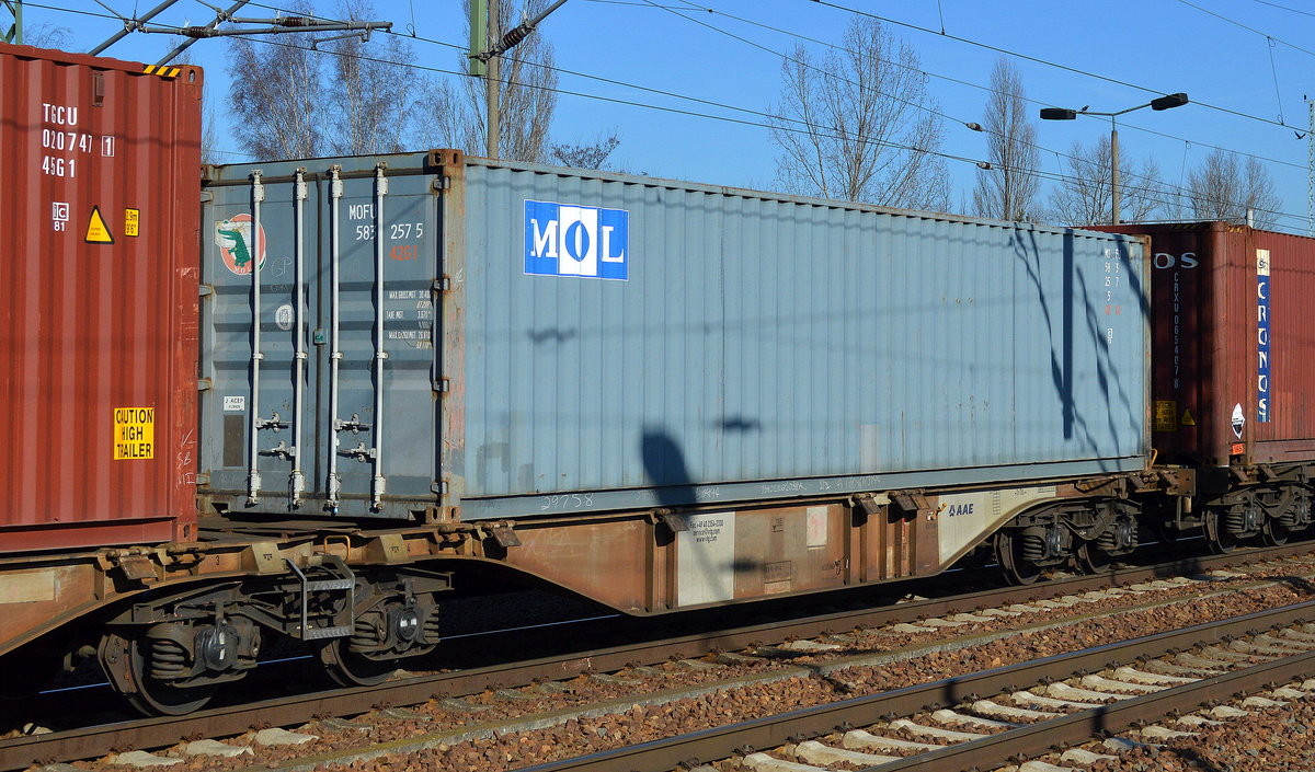 Ein Container der japanischen Mitsui O.S.K. Lines (MOL) am 15.02.17 Bf. Flughafen Berlin-Schönefeld.