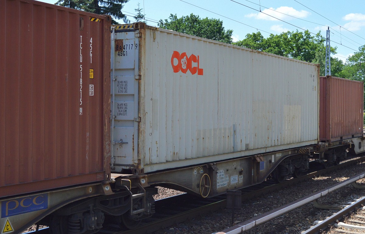 Ein Container von OOCL = “Orient Overseas Container Line  aus Hong Kong mit europäischen Niederlassungen, weltweit agierendes Intermodal- und Logistikunternehmen, 30.06.15 Berlin-Hirschgarten.