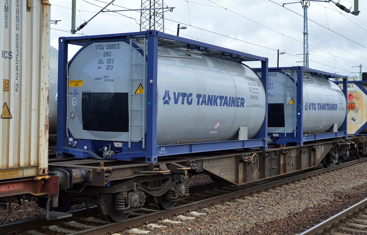 Ein DB Containertragwagen mit zwei VTG Tanktainern am 23.02.16 Bhf. Flughafen Berlin-Schönefeld.