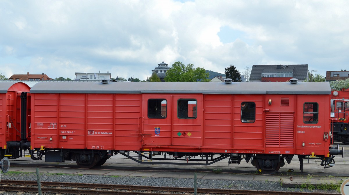 Ein DB Netz Notfalltchnik Hilfszug Standort DB Werk Fulda mit dem Energieversorgungswagen mit der Nr. 40 80 940 0 965-6(361) am 03.05.14