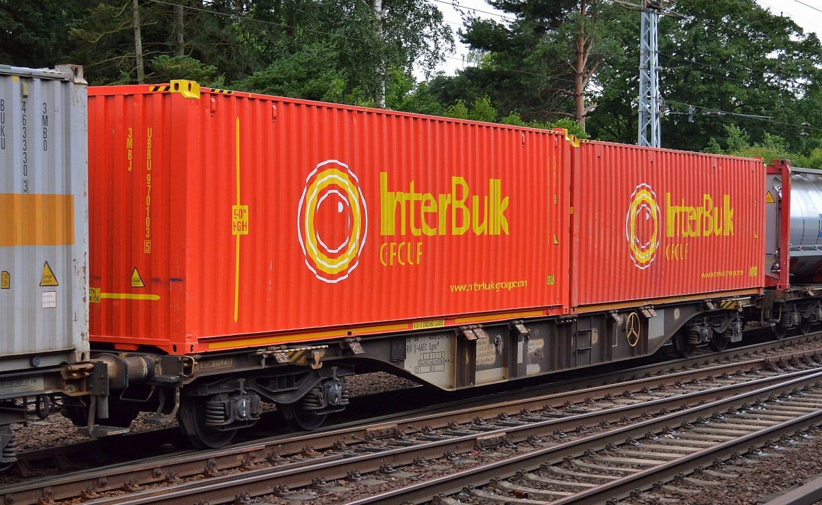 Ein deutscher Containertragwagen mit der Nr. 33 RIV 68 D-AAEC 4556 272-5 Sgns 88 beladen mit zwei Interbulk CFCLF Containern am 08.07.15 Berlin-Hirschgarten.