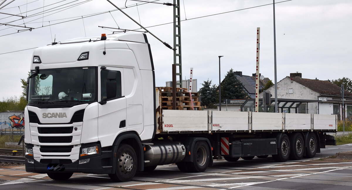 Ein deutscher Sattelzug (Baustofftransporte, leer) mit SCANIA R 410 Zugmaschine am 01.10.25 Höhe Bahnübergang Rodleben.