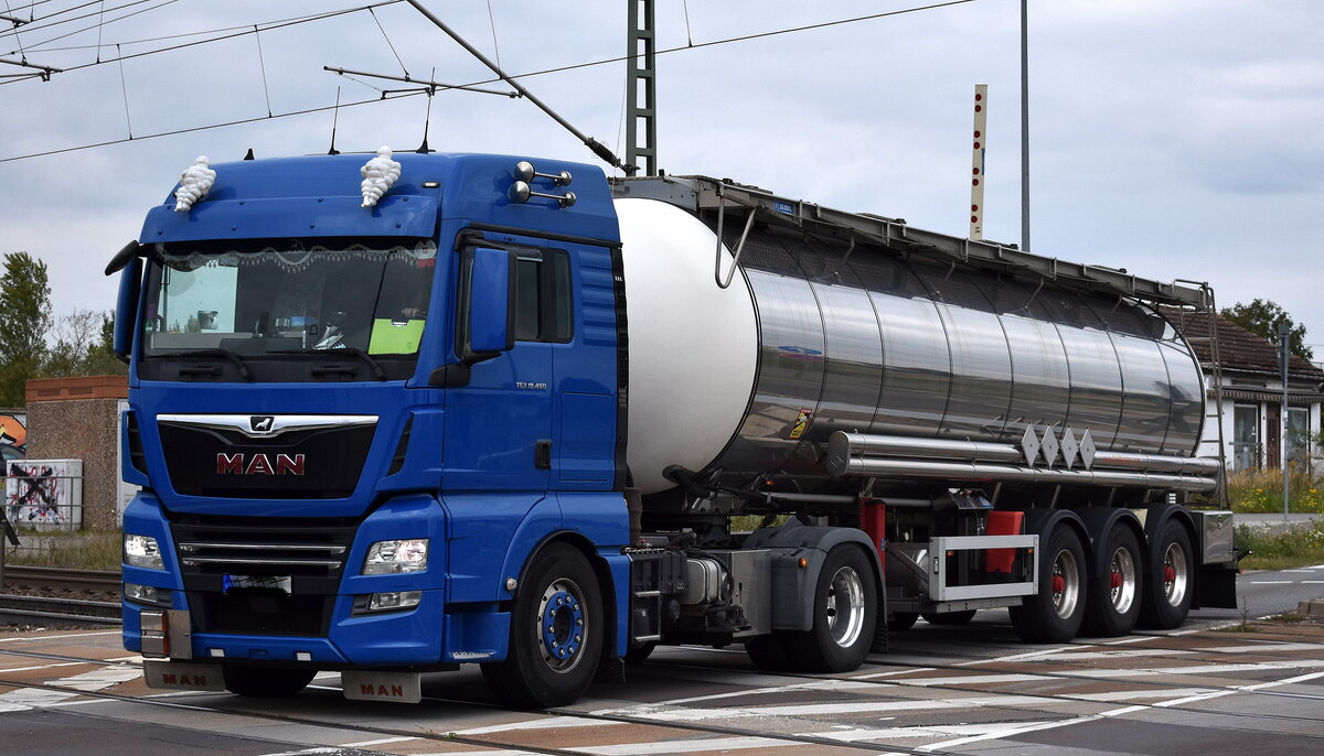 Ein deutscher Tank-Sattelzug mit MAN TGX 18.460 Zugmaschine am 01.10.25 Höhe Bahnübergang Rodleben.