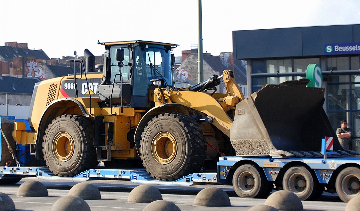 Ein dicker CAT 966K Radlader auf einer Ladebr�cke am 25.02.14 Berlin-Beusselbr�cke.