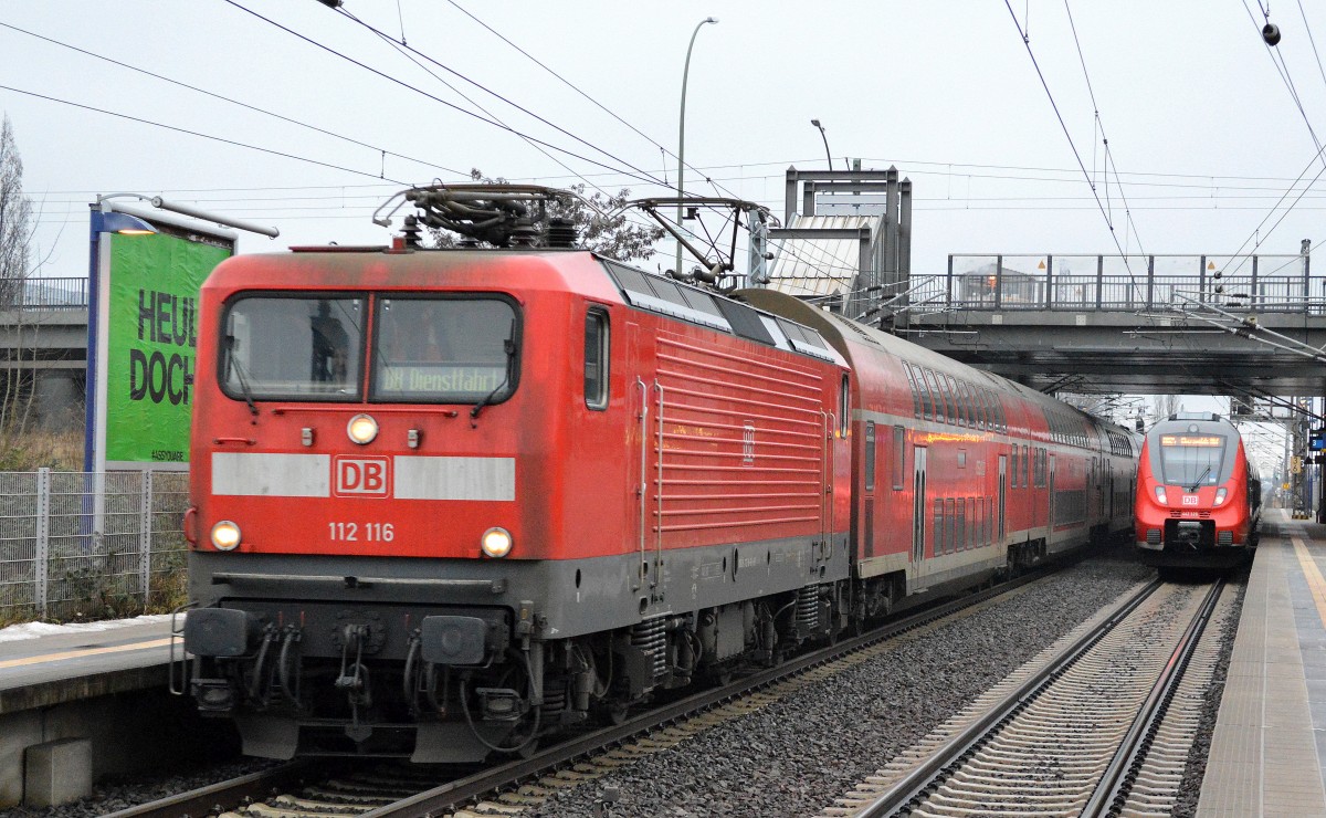 Ein Dienstfahrt mit 112 116 mit einer Garnitur Doppelstockwagen Richtung Bhf. Berlin-Lichtenberg am 13.01.16 Berlin-Hohenschönhausen.