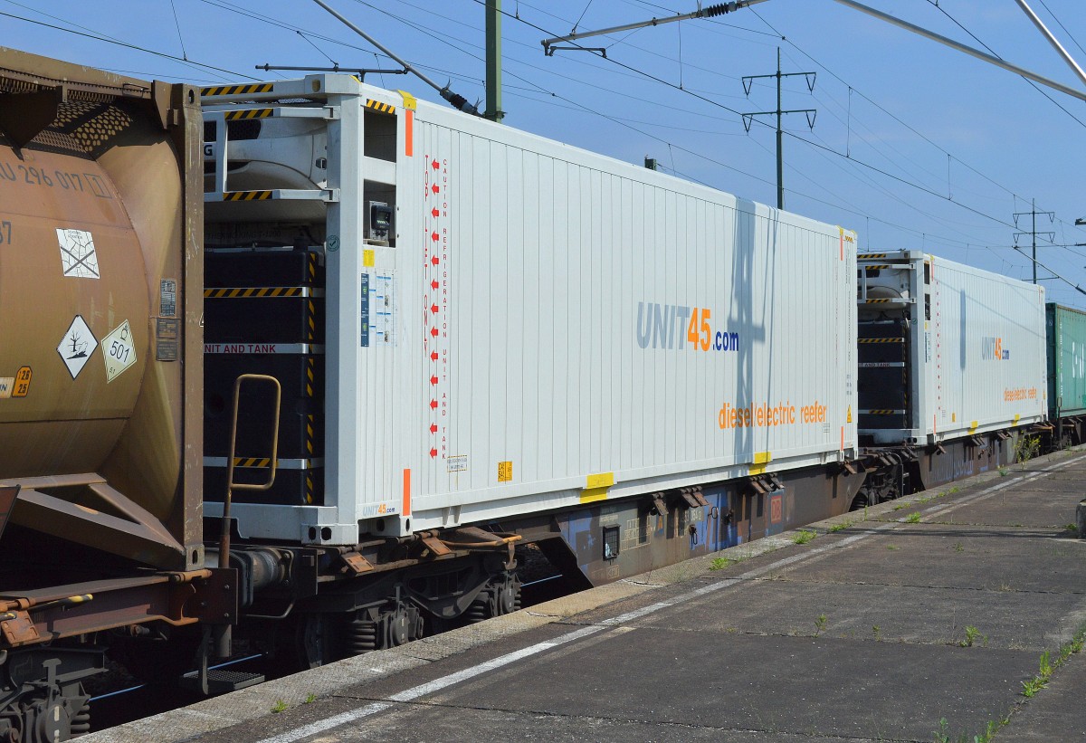 Ein Diesel Electric Reefer (Kühlcontainer) von UNIT45.com am 18.07.15 Bhf. Flughafen Berlin-Schönefeld.