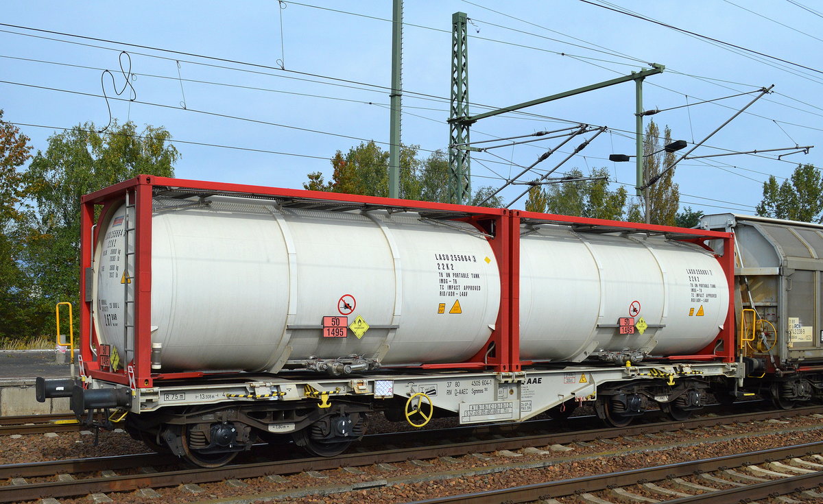 Ein Drehgestell-Containertragwagen vom Einsteller Ahaus Alstätter Eisenbahn Cargo AG mit der Nr. 37 RIV 80 D-AAEC 4505 604-1 Sgmmns 190 beladen mit zwei 20’ Standard tankcontainern (UN-Nr.: 50/1495 = Natriumchlorat) am 23.09.17 Bf. Flughafen Berlin-Schönefeld. 