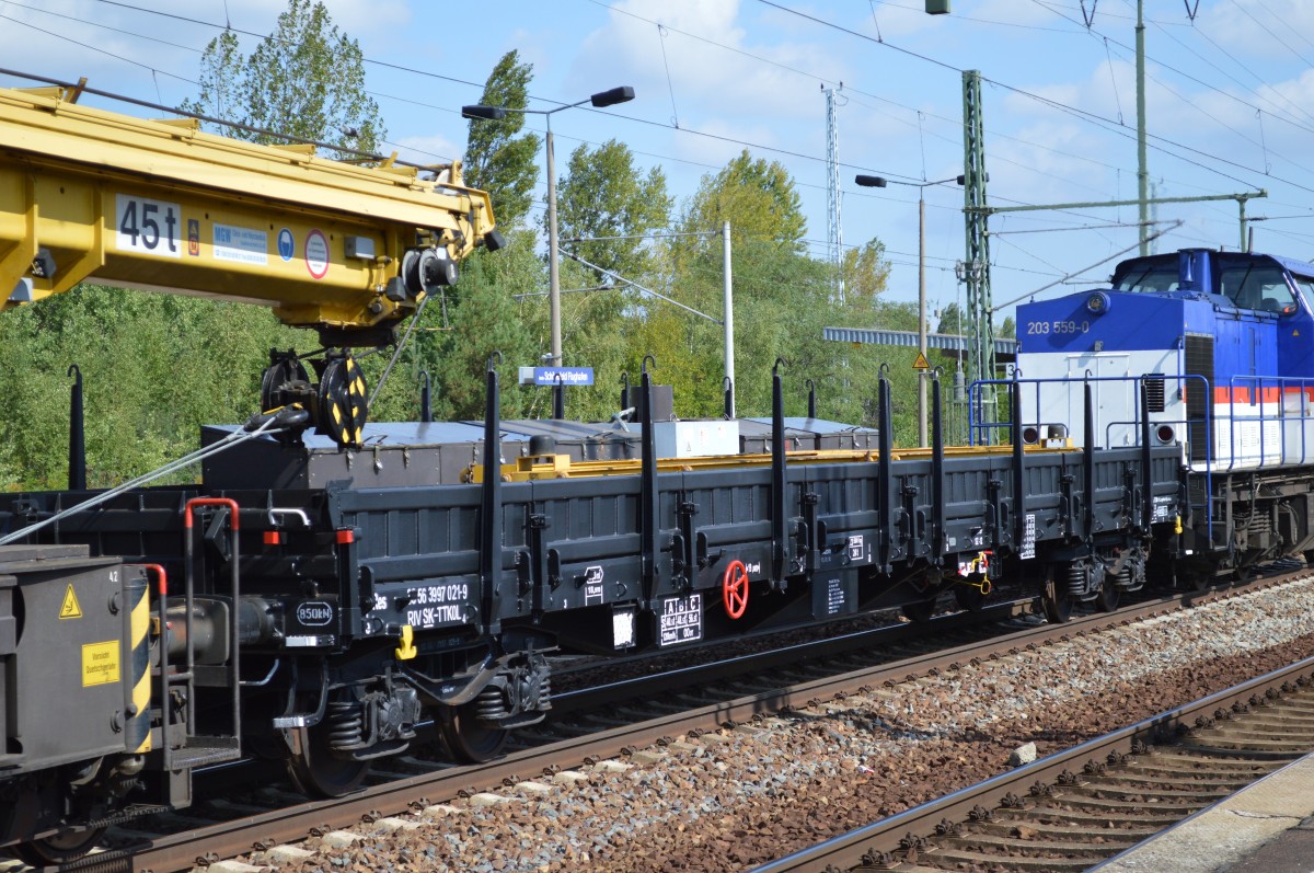 Ein Drehgestell-Flachwagen im Einsatz als Schutzwagen eines Gleisbauschienenkranes (GOTTWALD GS 40.08T) mit der slowakischen Zulassung 33 RIV 56 SK-TTKOL (Track Tec Koltram Sp.z.o.o.) 3997 021-9 Res am 09.09.14 Bhf. Flughafen Berlin-Sch�nefeld.