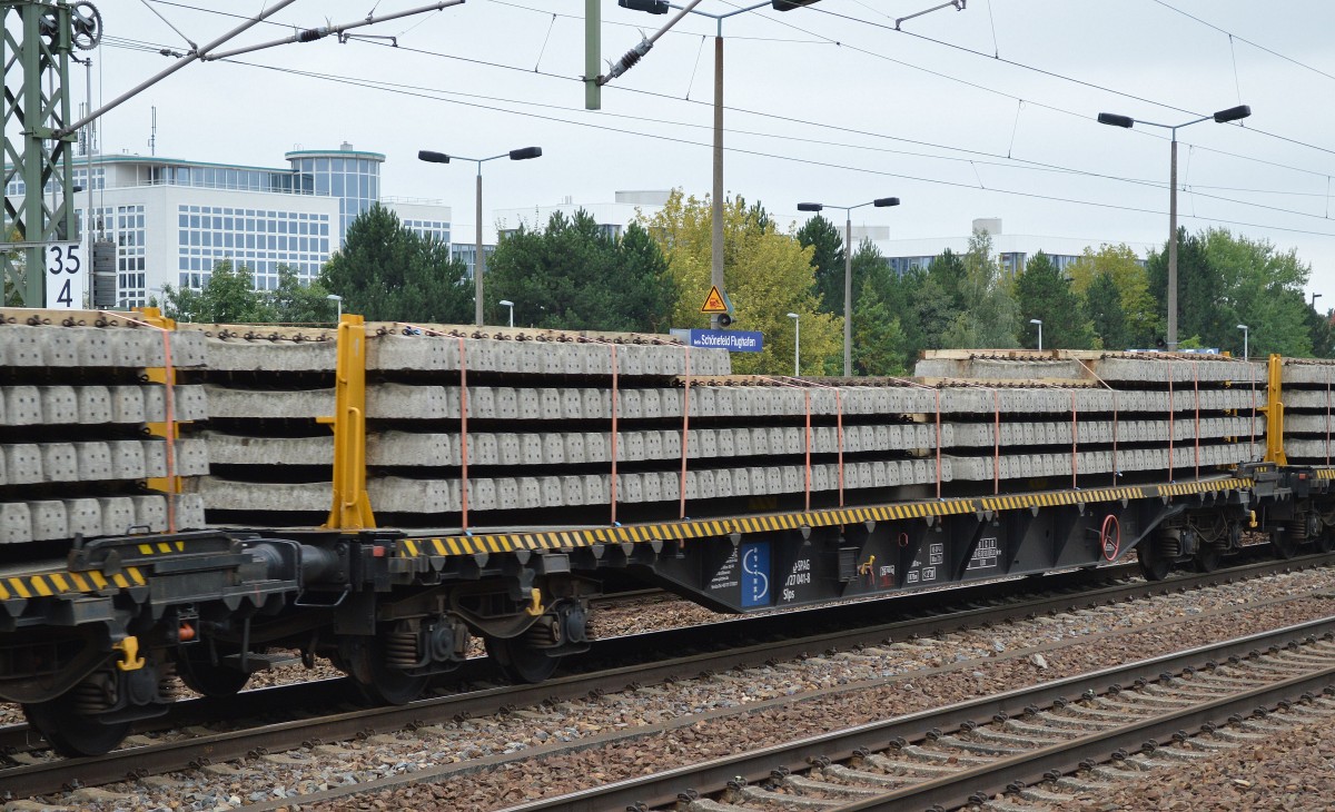 Ein Drehgestell-Flachwagen f�r Oberbaustoffe der Spitzke SE mit der Nr. 37 RIV 80 D-SPAG 4727 041-8 Slps beladen mit Beton-Fertiggleisbohlen am 01.09.14 Flughafen Berlin-Sch�nefeld.