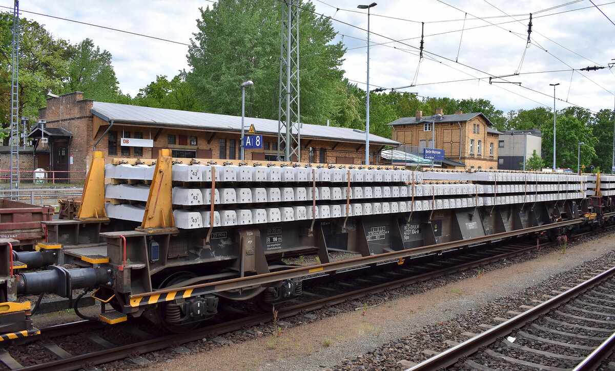 Ein Drehgestell-Oberbaustoffwagen der Fa. Leonhard Weiss GmbH & Co KG mit Betonbahnschwellen beladen mit der Nr. 33 RIV 80 D-EVULW 4727 104-8 Slps Heimatbf. Göppingen als Ganzzug am 05.05.25 Höhe Bahnhof Berlin Wannsee.