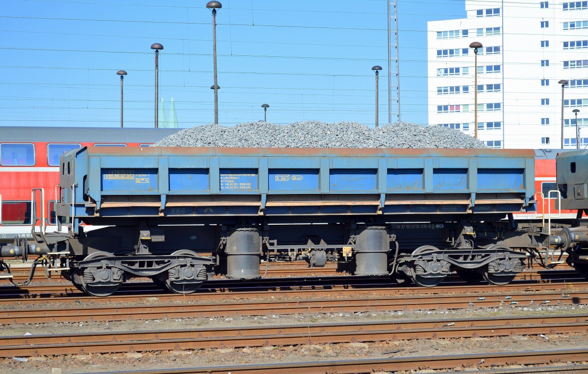 Ein Drehgestell-Schüttgutkippwagen mit Schotter beladen vom Typ Fas inzwischen für Wagon Care B.V. in Deutschland eingestellt mit der Nr. RIV-TIN 37 80 6738 036-0 D-WCB am 18.03.15 Bhf. Berlin-Lichtenberg.