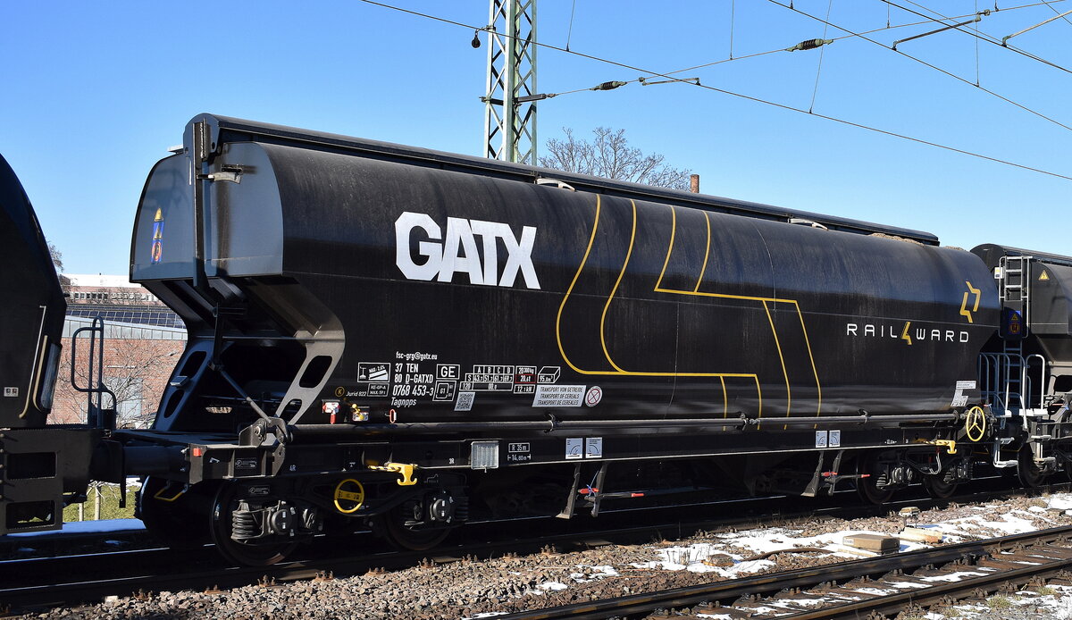 Ein Drehgestell-Schüttgutwagen mit Schwenkdach und dosierbarer Schwerkraftentladung für Getreidetransporte vom Einsteller GATX Rail Germany GmbH mit der Nr. 37 TEN 80 D-GATXD 0768 453-3 Tagnpps (GE) vermietet an das Logistikunternehmen Rail4ward siehe Wagendesign in einem Ganzzug (Getreidezug) am 18.02.25 Höhe Bahnhof Magdeburg-Neustadt.