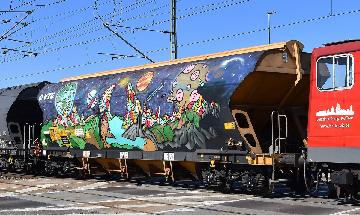 Ein Drehgestell-Schüttgutwagen mit Schwenkdach und dosierbarer Schwerkraftentladung für Getreidetransporte u. wunderschönem Graffiti vom Einsteller VTG Schweiz GmbH mit deutscher Registrierung mit der Nr. 33 TEN 80 D-VTGCH 0764 014-1 Tagnpps (GE) in einem Getreidezug am 20.03.25 Höhe Bahnhof Rodleben.